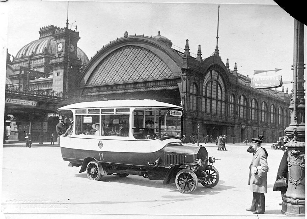 Aufnahme: Archiv der DVB AG
Bildunterschrift: „So sahen die ersten Dresdner Busse im Jahre 1914 aus. Hier 			       aufgenommen vor dem Hauptbahnhof.“