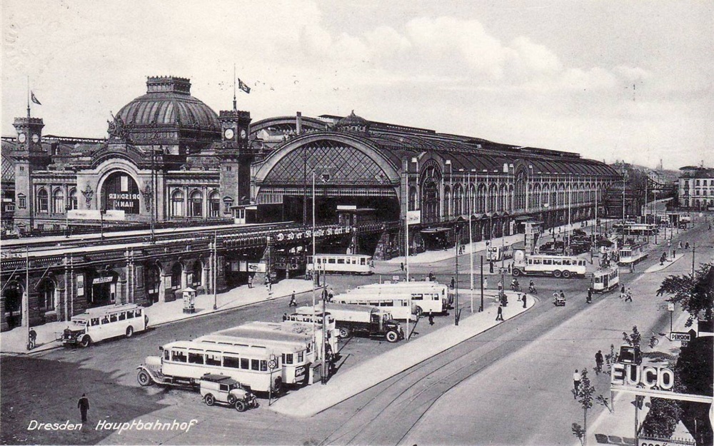 Aufnahme: Sammlung/ Archiv Christoph Pohl
Bildunterschrift: „Historische Postkarte um 1935 mit Straßenbahnen und Bussen am 		       Dresdener Hauptbahnhof. Die parkenden Busse vorne dürften 		       	       Überlandbusse sein, denn sie stehen im Busbahnhof. In der Mitte 		       des Bildes wohl ein Stadtbus. Rechts davor fährt ein Kleiner 			       Hechtwagen der Straßenbahn „vom Fotografen weg“.