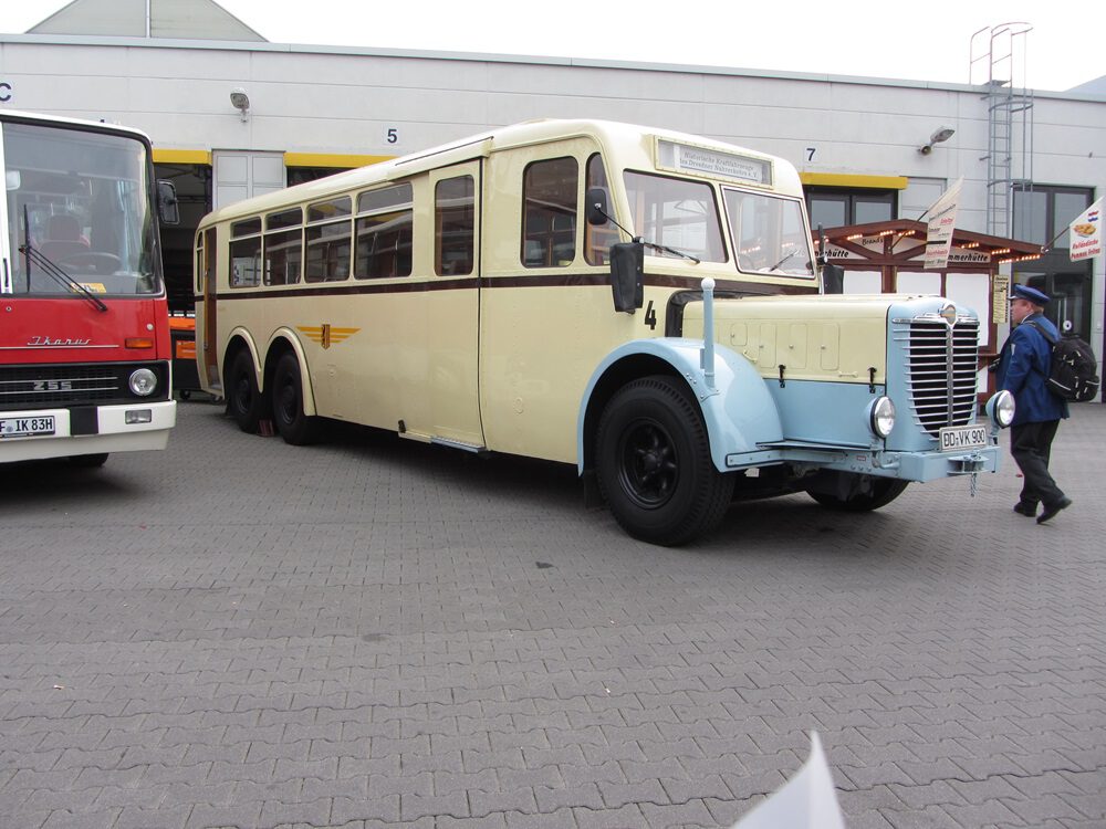 Aufnahme: Christoph Pohl „Der älteste in Dresden erhaltene Stadtbus ist ein Büssing-NAG 900 N aus dem Jahre 1938. Die historischen Fahrzeuge werden vom Verein „Historische Kraftfahrzeuge des Dresdner Nahverkehrs e.V.“ gepflegt. Links im Bild ein Reisebus Ikarus 255.“