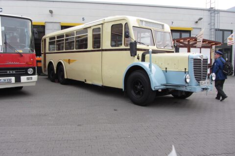 Aufnahme: Christoph Pohl „Der älteste in Dresden erhaltene Stadtbus ist ein Büssing-NAG 900 N aus dem Jahre 1938. Die historischen Fahrzeuge werden vom Verein „Historische Kraftfahrzeuge des Dresdner Nahverkehrs e.V.“ gepflegt. Links im Bild ein Reisebus Ikarus 255.“