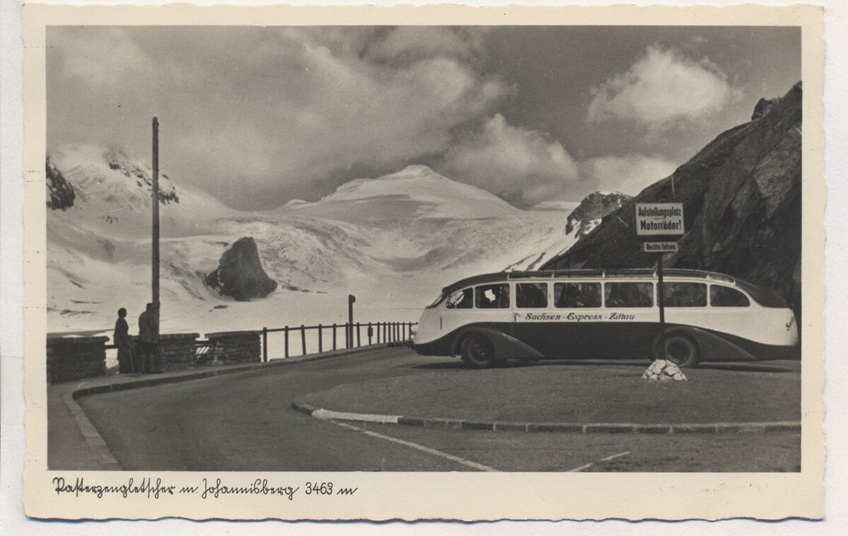 Aufnahme: Postkarte Sammlung/ Archiv Christoph Pohl „Ein Zittauer Bus am Nordpol? Nein, nicht ganz: Historische Postkarte von 1935. Sie zeigt einen Bus des Sachsen-Express-Zittau mit Johannisberg am Großglockner in Österreich. Die futuristischen Streamliner- Omnibusse von Mercedes Benz wurden Mitte der 1930er Jahre gebaut.“